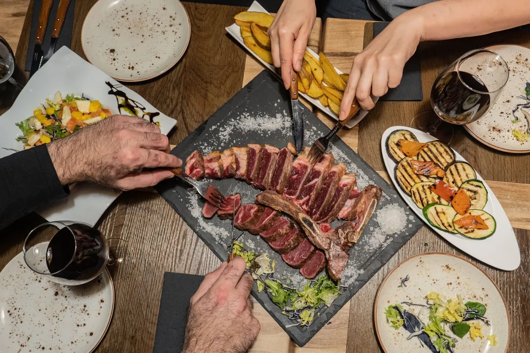 Mejor Steakhouse en Valencia | Carnes Maduradas a la Brasa