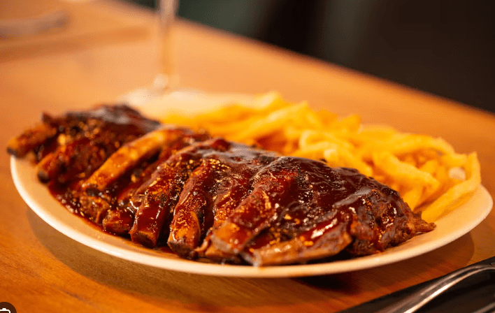 Alright: Las Mejores Costillas y Fusión Americana en Barrio del Pilar